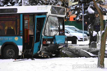 В центре города автобус выехал на тротуар, погибла женщина (дополнено)