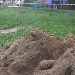 Фотофакт: в Гомеле рядом с детской площадкой откопали снаряд времен войны
