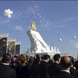 В Туркменистане установлена статуя президента, покрытая золотом