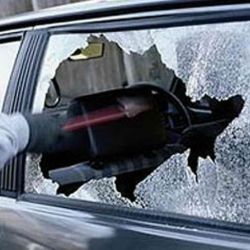 В Жлобине компания молодых людей била стекла автомобилей