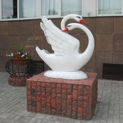 В 35 микрорайоне установили скульптуру ``Лебедь``