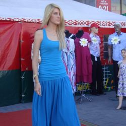 В Гомеле возле универмага прошел показ одежды от отечественных производителей
