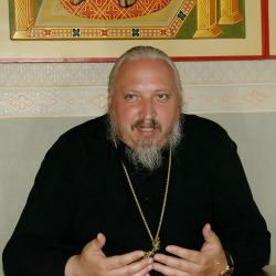 Владыка Стефан: ``В 21 веке требовать от священника, чтобы он шел к людям пешком, слишком уж наивно``