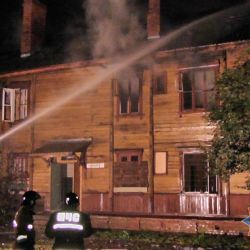 В Гомеле загорелся нежилой деревянный барак