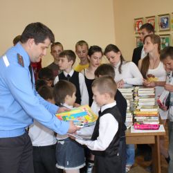 50 книг подарили сиротам сотрудники УВД