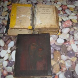 Гомельские таможенники изъяли Библию, изданную в 1902 году, и старинную икону