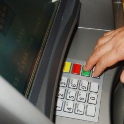 В Гомеле задержали украинцев, которые подделывали банковские карточки и сняли с банкомата более 33 миллионов рублей