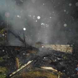В Калинковичском районе муж закрыл жену в доме, она чуть не сгорела 