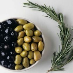 В чем разница между оливками и маслинами?