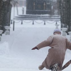 В Мозыре 70-летняя женщина поскользнулась и попала прямо под колеса машины